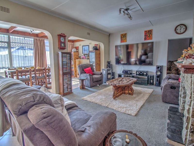 3-In-1 Property Deal: Main House & Two Income-Generating Flats - Photo 5