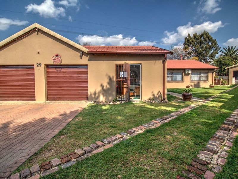 3-In-1 Property Deal: Main House & Two Income-Generating Flats - Photo 3