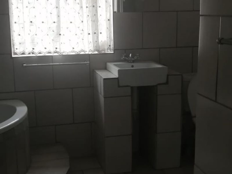 Spacious 1 Bedroom Flat to rent in Mooinooi - Photo 6