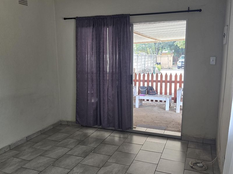 Spacious 1 Bedroom Flat to rent in Mooinooi - Photo 2
