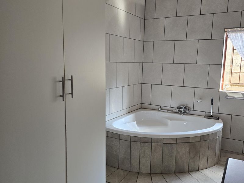 Spacious 1 Bedroom Flat to rent in Mooinooi - Photo 8