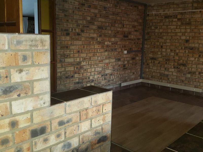 Spacious 3-Bedroom Double-Storey House with 1-Bedroom Flat to Rent in Zuurplaat - Photo 10