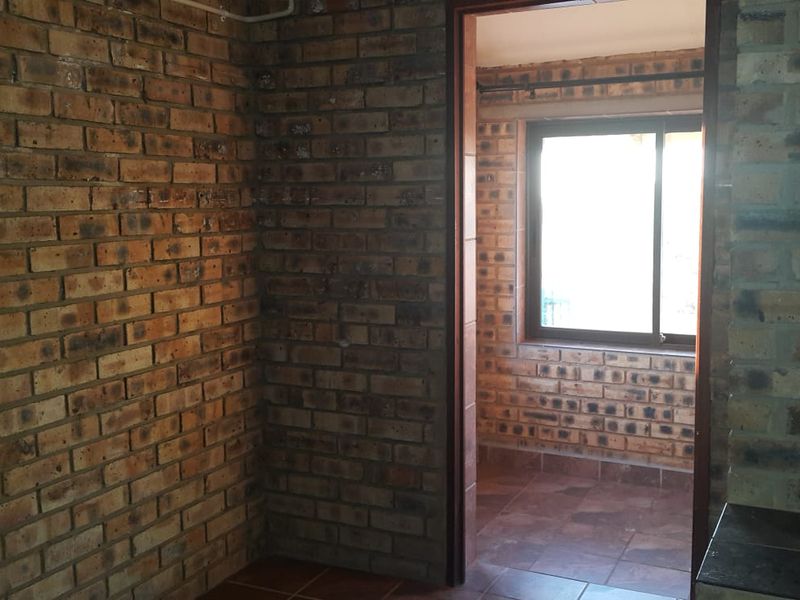 Spacious 3-Bedroom Double-Storey House with 1-Bedroom Flat to Rent in Zuurplaat - Photo 9