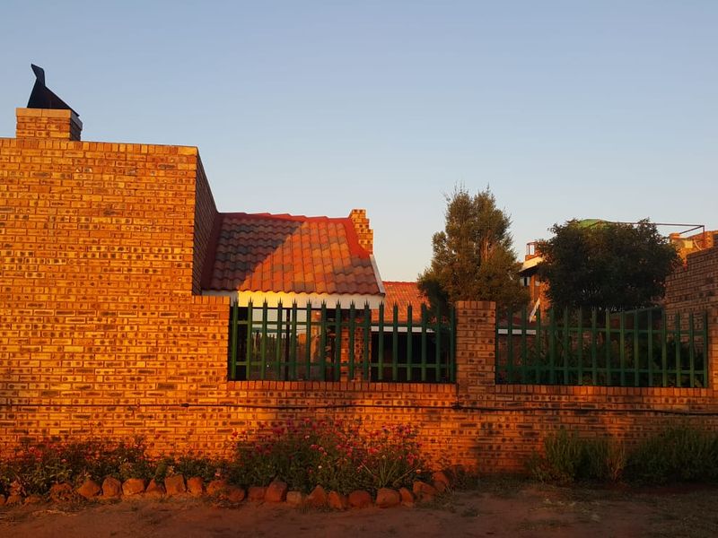 Spacious 3-Bedroom Double-Storey House with 1-Bedroom Flat to Rent in Zuurplaat - Photo 6
