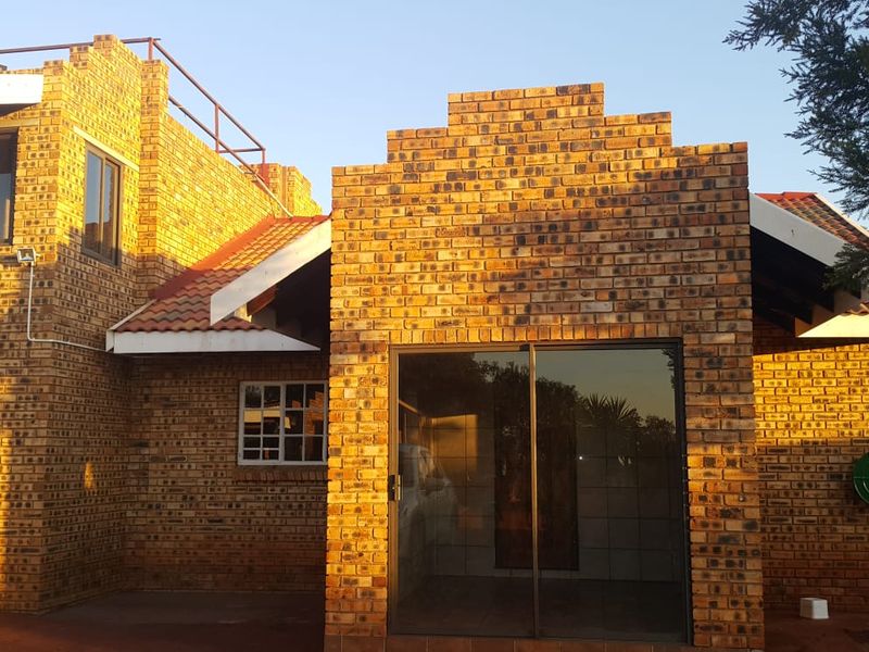 Spacious 3-Bedroom Double-Storey House with 1-Bedroom Flat to Rent in Zuurplaat - Photo 3