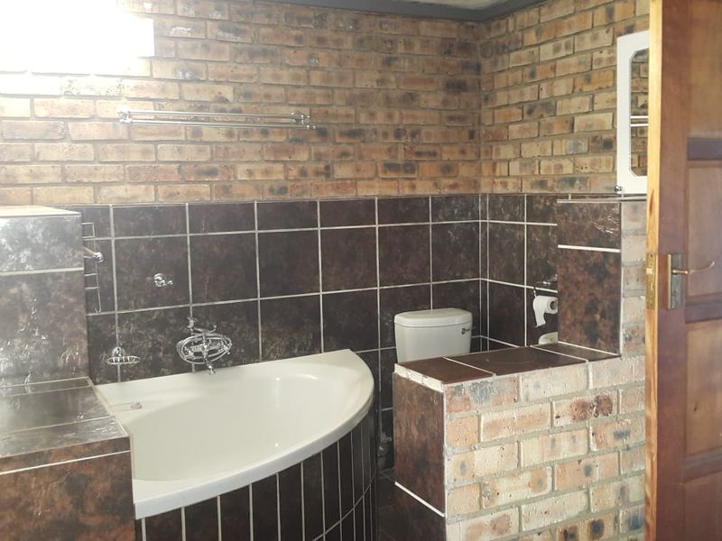 Spacious 3-Bedroom Double-Storey House with 1-Bedroom Flat to Rent in Zuurplaat - Photo 5