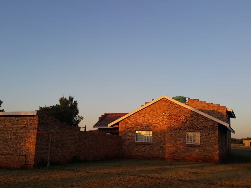 Spacious 3-Bedroom Double-Storey House with 1-Bedroom Flat to Rent in Zuurplaat - Photo 2