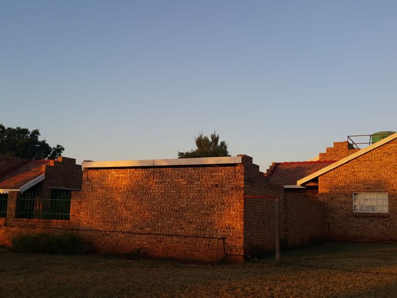 Spacious 3-Bedroom Double-Storey House with 1-Bedroom Flat to Rent in Zuurplaat - Photo 4