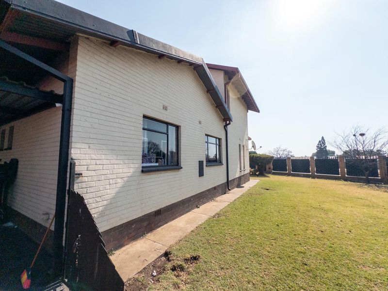 Spacious Family Home with a Stunning 2-Bedroom Flatlet - Photo 1