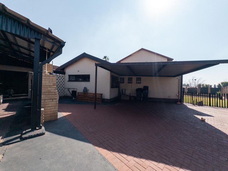 Spacious Family Home with a Stunning 2-Bedroom Flatlet - Photo 2