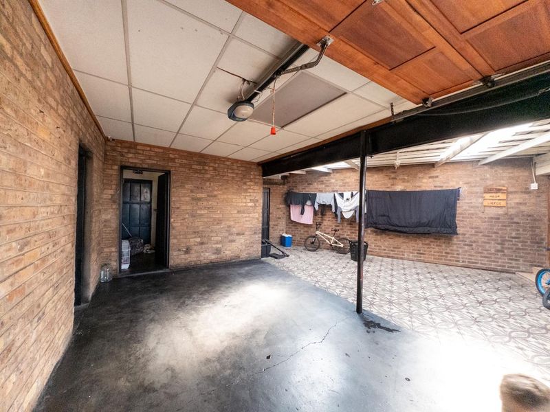 Spacious Family Home with a Stunning 2-Bedroom Flatlet - Photo 4