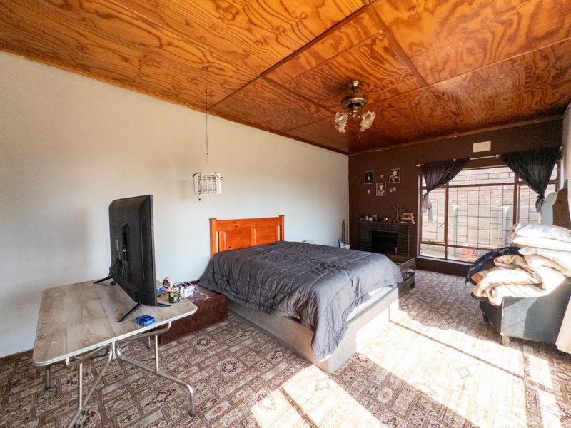 Spacious Family Home with a Stunning 2-Bedroom Flatlet - Photo 9
