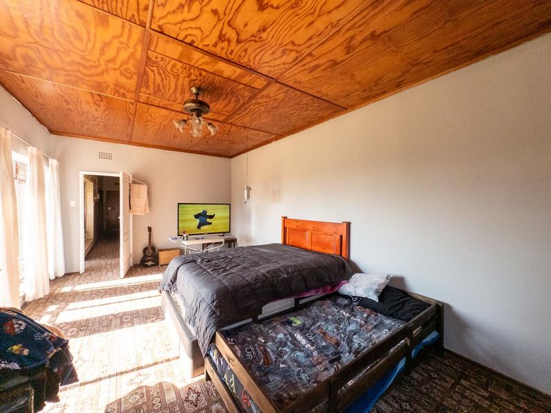 Spacious Family Home with a Stunning 2-Bedroom Flatlet - Photo 8