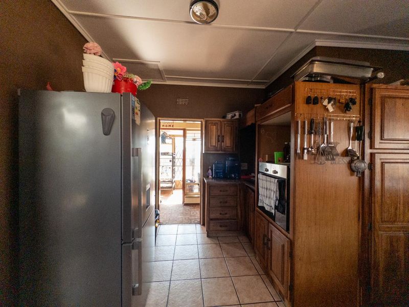 Spacious Family Home with a Stunning 2-Bedroom Flatlet - Photo 7
