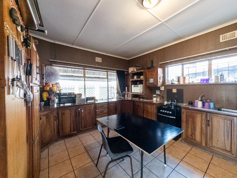Spacious Family Home with a Stunning 2-Bedroom Flatlet - Photo 6