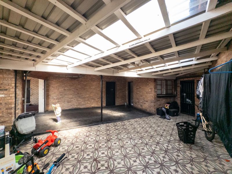 Spacious Family Home with a Stunning 2-Bedroom Flatlet - Photo 3