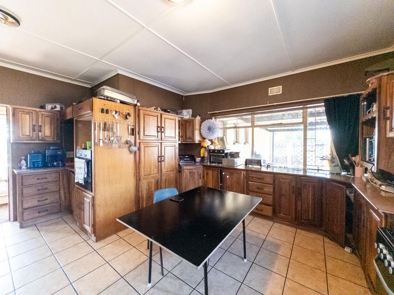 Spacious Family Home with a Stunning 2-Bedroom Flatlet - Photo 5