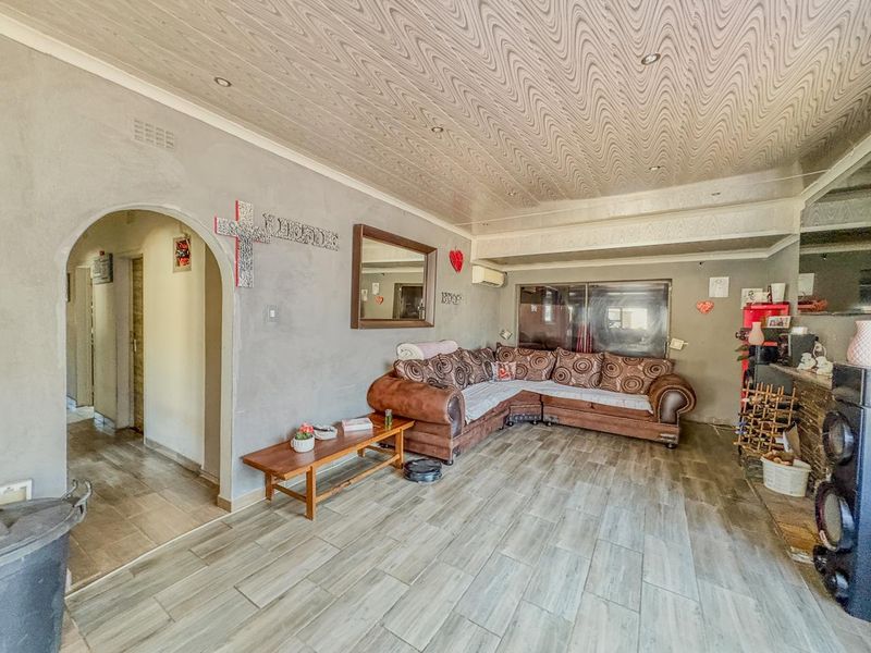 Three Bedroom House for Sale in Brenthurst, Brakpan - Photo 7