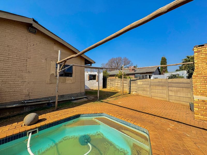 Three Bedroom House for Sale in Brenthurst, Brakpan - Photo 4