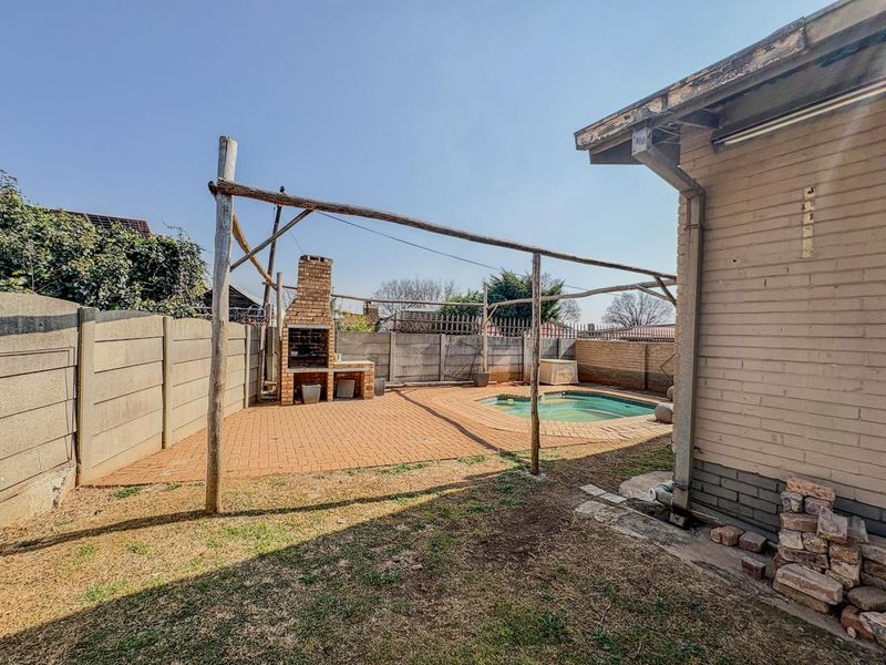 Three Bedroom House for Sale in Brenthurst, Brakpan - Photo 2