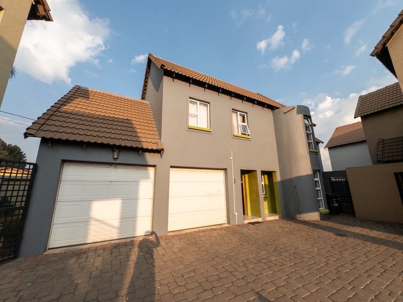 Modern 3-Bedroom Duplex Townhouse for Sale in Bentley Park, Sonneveld Estate - Photo 2