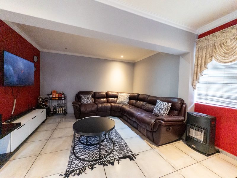Modern 3-Bedroom Duplex Townhouse for Sale in Bentley Park, Sonneveld Estate - Photo 10