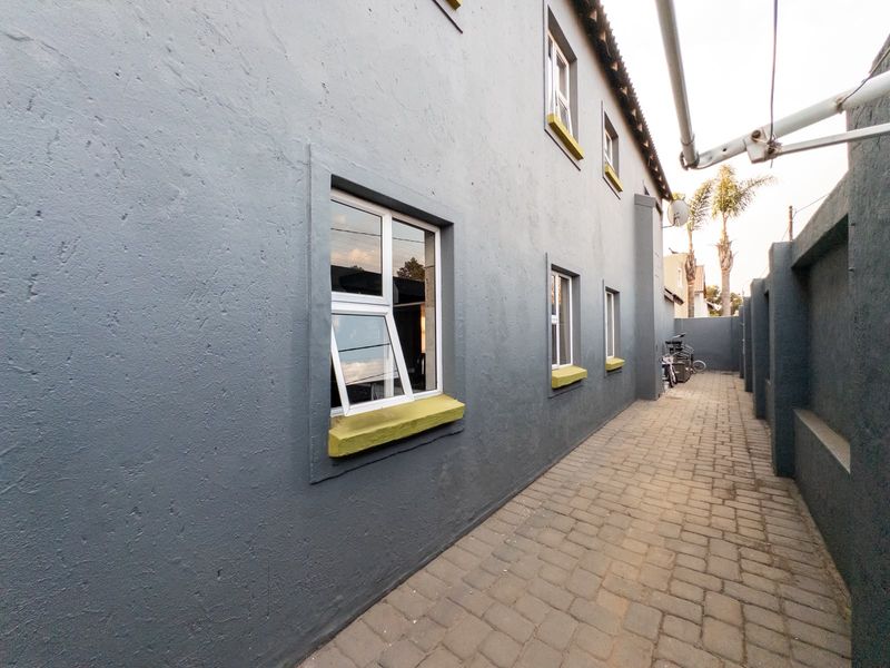 Modern 3-Bedroom Duplex Townhouse for Sale in Bentley Park, Sonneveld Estate - Photo 4