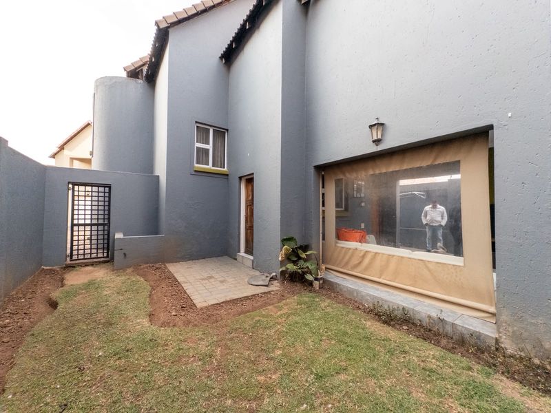 Modern 3-Bedroom Duplex Townhouse for Sale in Bentley Park, Sonneveld Estate - Photo 3