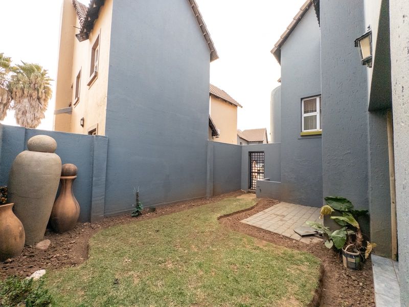 Modern 3-Bedroom Duplex Townhouse for Sale in Bentley Park, Sonneveld Estate - Photo 5