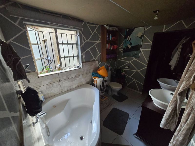 4 BEDROOM FAMILY HOME WITH GRANNY FLAT KEMPTON PARK WEST - Photo 9