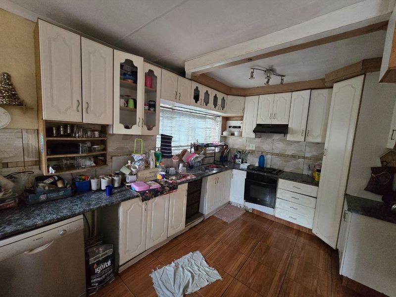 4 BEDROOM FAMILY HOME WITH GRANNY FLAT KEMPTON PARK WEST - Photo 4