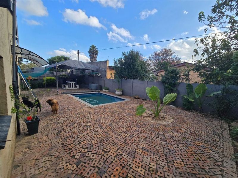 4 BEDROOM FAMILY HOME WITH GRANNY FLAT KEMPTON PARK WEST - Photo 3