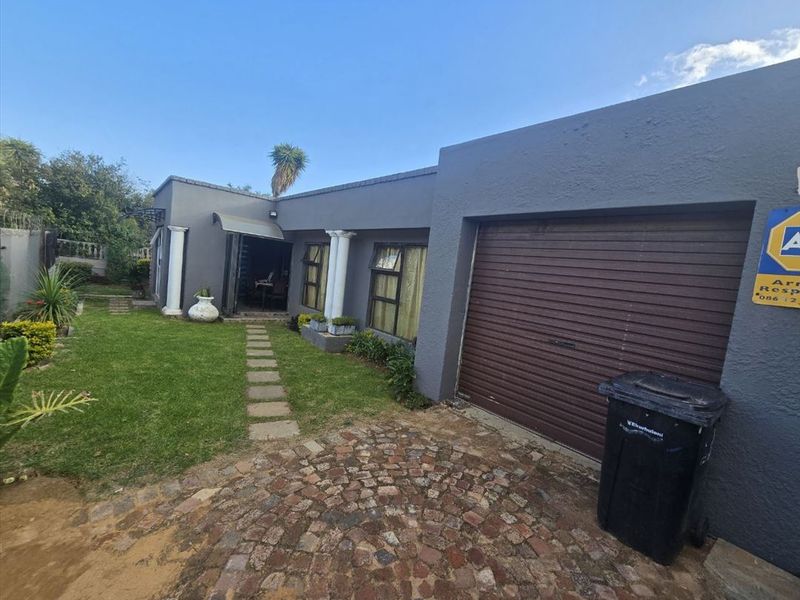 4 BEDROOM FAMILY HOME WITH GRANNY FLAT KEMPTON PARK WEST - Photo 2
