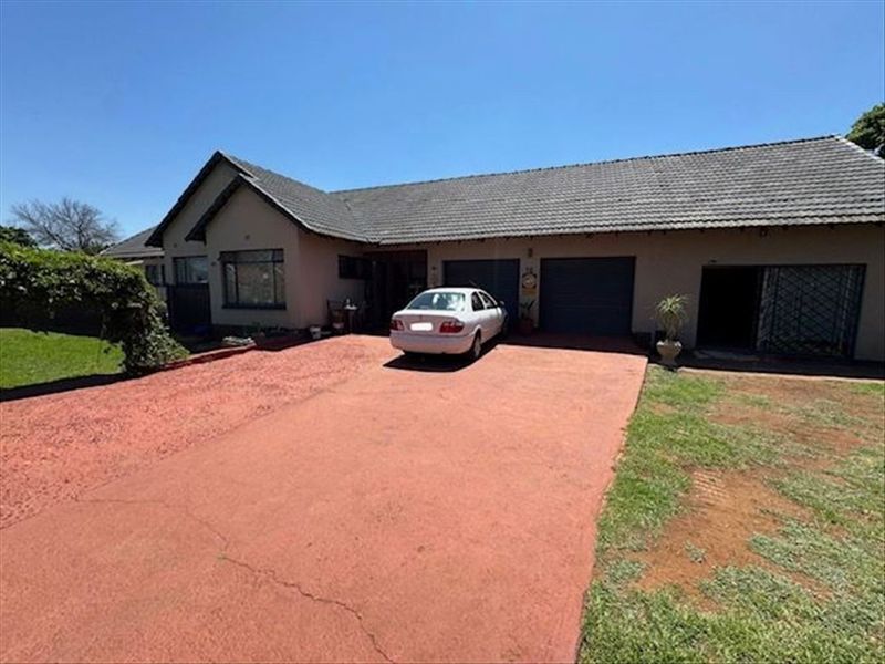 The Family Home You've Been Waiting For - Photo 2