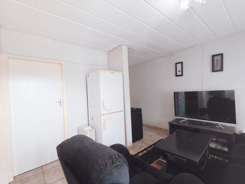 2 Bedroom Ground floor townhouse in Glen Marais - Photo 3