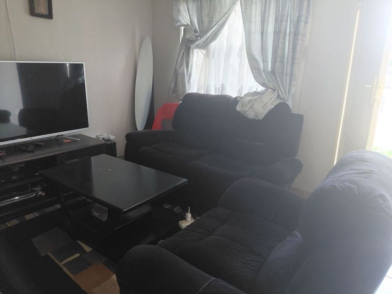 2 Bedroom Ground floor townhouse in Glen Marais - Photo 4