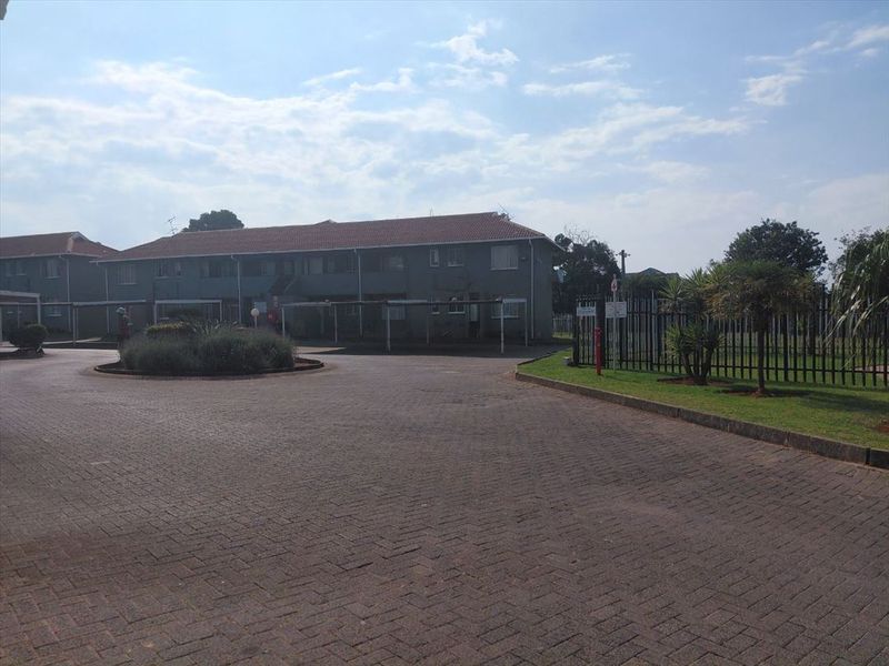 2 Bedroom Ground floor townhouse in Glen Marais - Photo 2