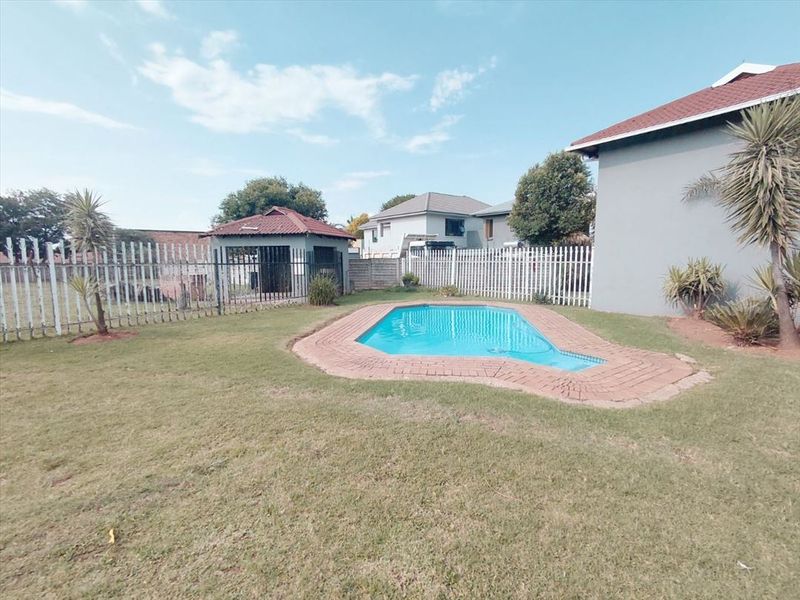 2 Bedroom Ground floor townhouse in Glen Marais - Photo 6