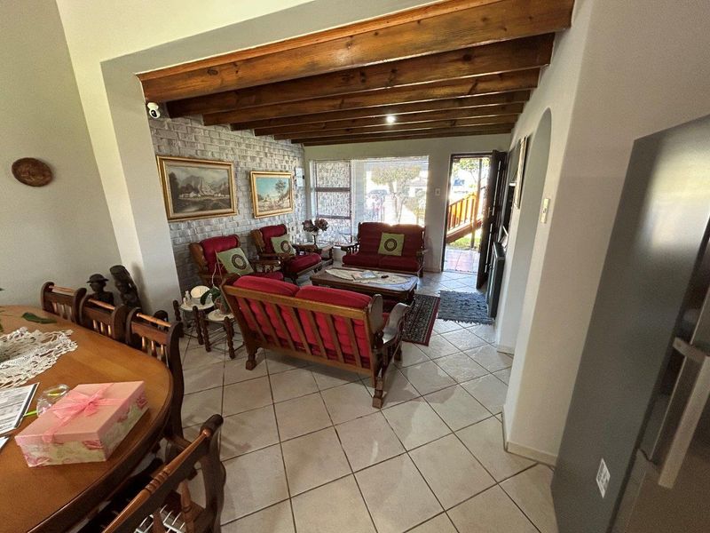 WELL BUILT 3 BEDROOM HOME IN WAVECREST OPPOSITE VICTORY PRIMARY SCHOOL - Photo 5