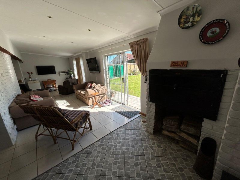 WELL BUILT 3 BEDROOM HOME IN WAVECREST OPPOSITE VICTORY PRIMARY SCHOOL - Photo 10