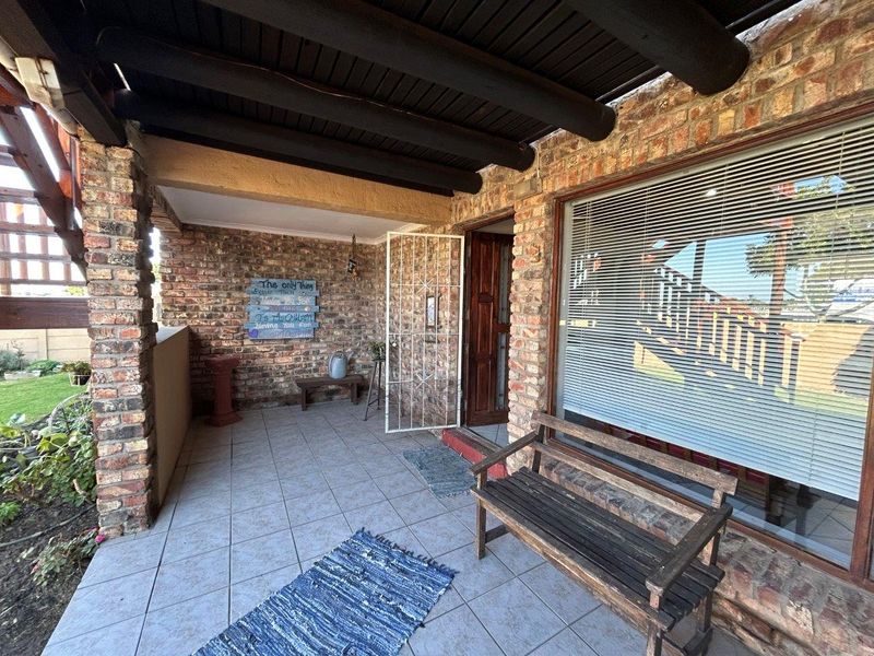 WELL BUILT 3 BEDROOM HOME IN WAVECREST OPPOSITE VICTORY PRIMARY SCHOOL - Photo 3