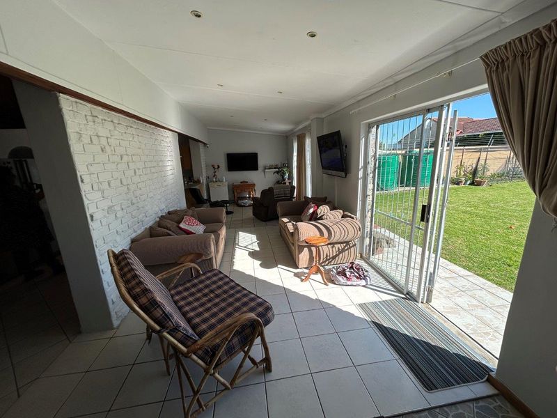 WELL BUILT 3 BEDROOM HOME IN WAVECREST OPPOSITE VICTORY PRIMARY SCHOOL - Photo 9