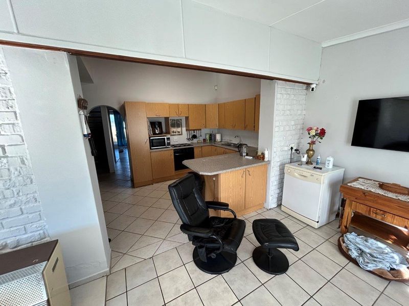 WELL BUILT 3 BEDROOM HOME IN WAVECREST OPPOSITE VICTORY PRIMARY SCHOOL - Photo 8