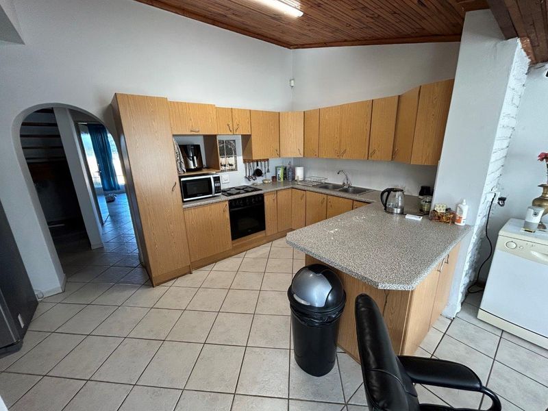 WELL BUILT 3 BEDROOM HOME IN WAVECREST OPPOSITE VICTORY PRIMARY SCHOOL - Photo 7