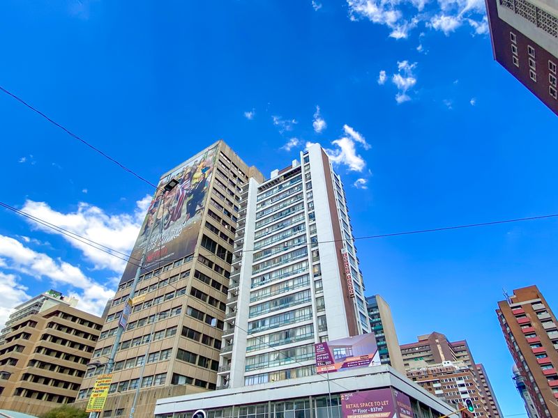 Modern 1-Bedroom Apartment with Private Balcony – Perfect for First-Time Buyers or Investors - Photo 1
