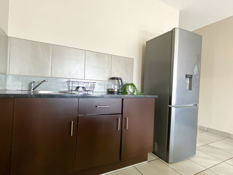 Modern 1-Bedroom Apartment with Private Balcony – Perfect for First-Time Buyers or Investors - Photo 4