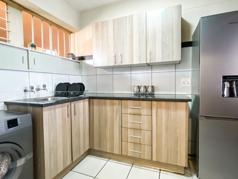Modern Bachelor Apartment – Smart, Stylish & Perfectly Located - Photo 1