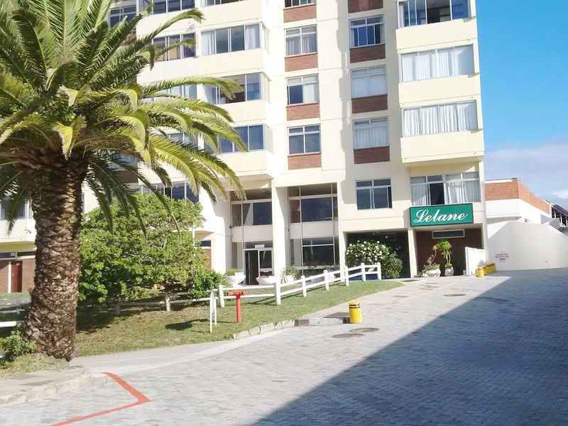 HUMEWOOD 2 BED 1.5 BATH APARTMENT WITH SECURE PARKING FOR RENT - Photo 1