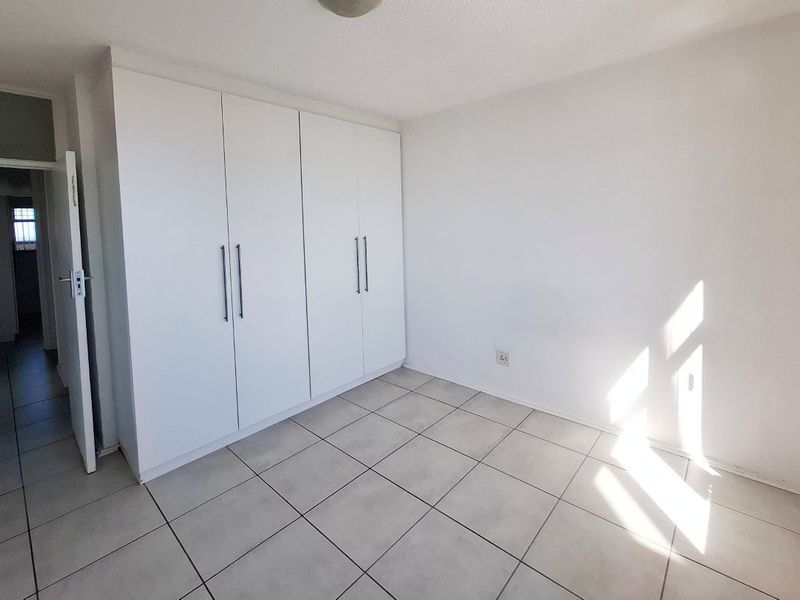 HUMEWOOD 2 BED 1.5 BATH APARTMENT WITH SECURE PARKING FOR RENT - Photo 8
