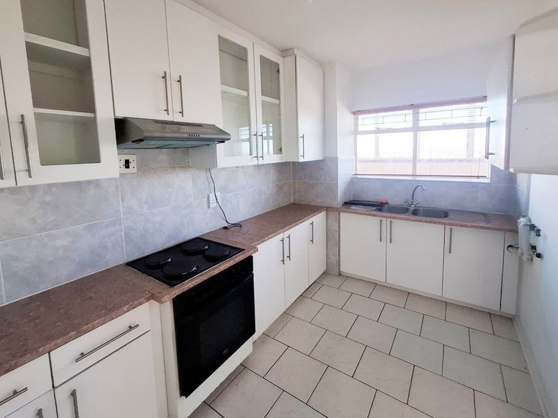 HUMEWOOD 2 BED 1.5 BATH APARTMENT WITH SECURE PARKING FOR RENT - Photo 2